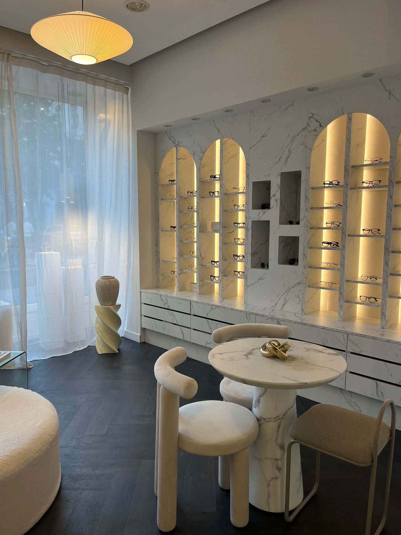 Sélection de montures contemporaines sur présentoir