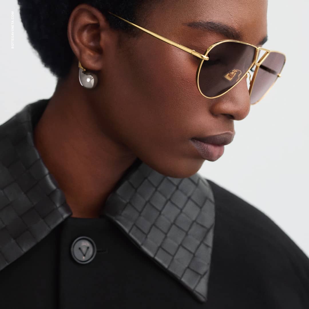 Lunettes de soleil femme Bottega Veneta dorées — campagne 2026