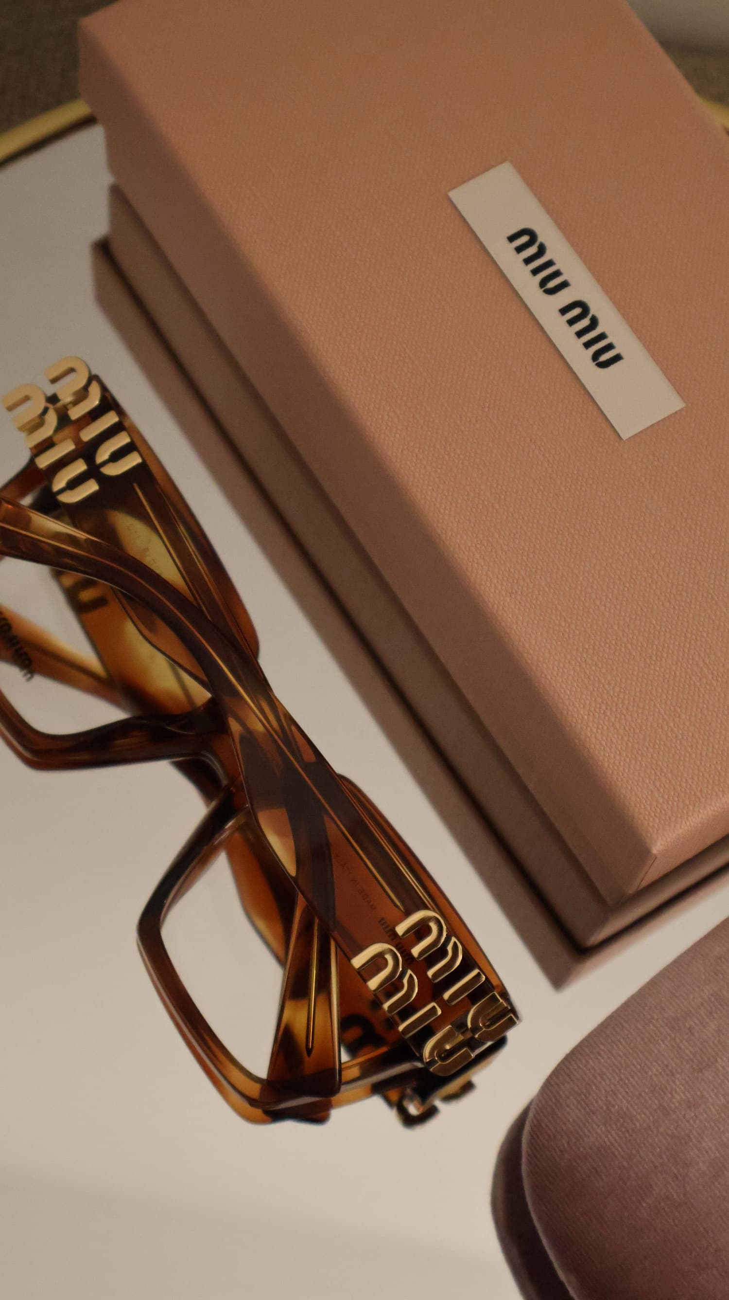 Monture féminine graphique sur présentoir