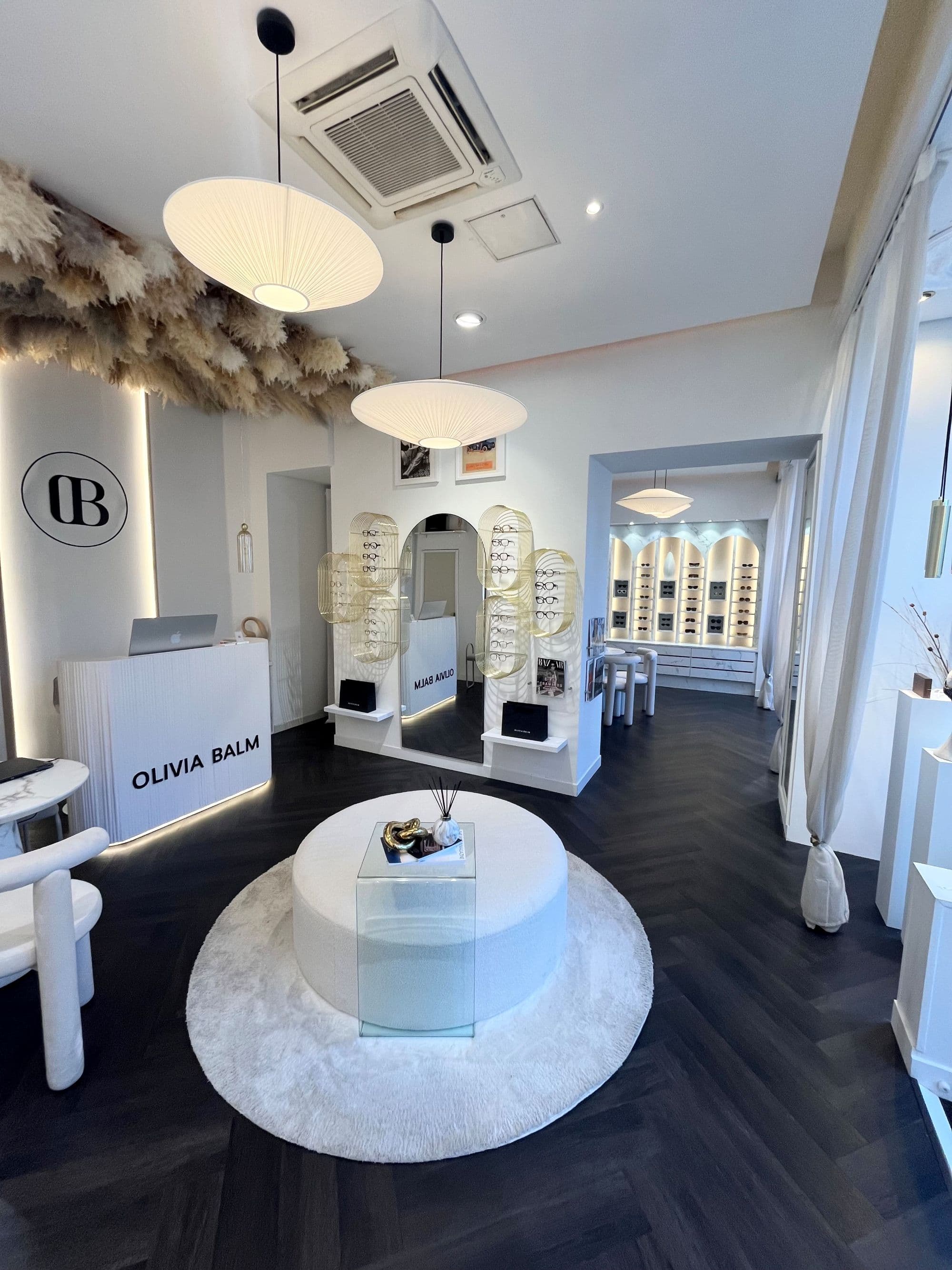 Sélection de montures contemporaines sur présentoir